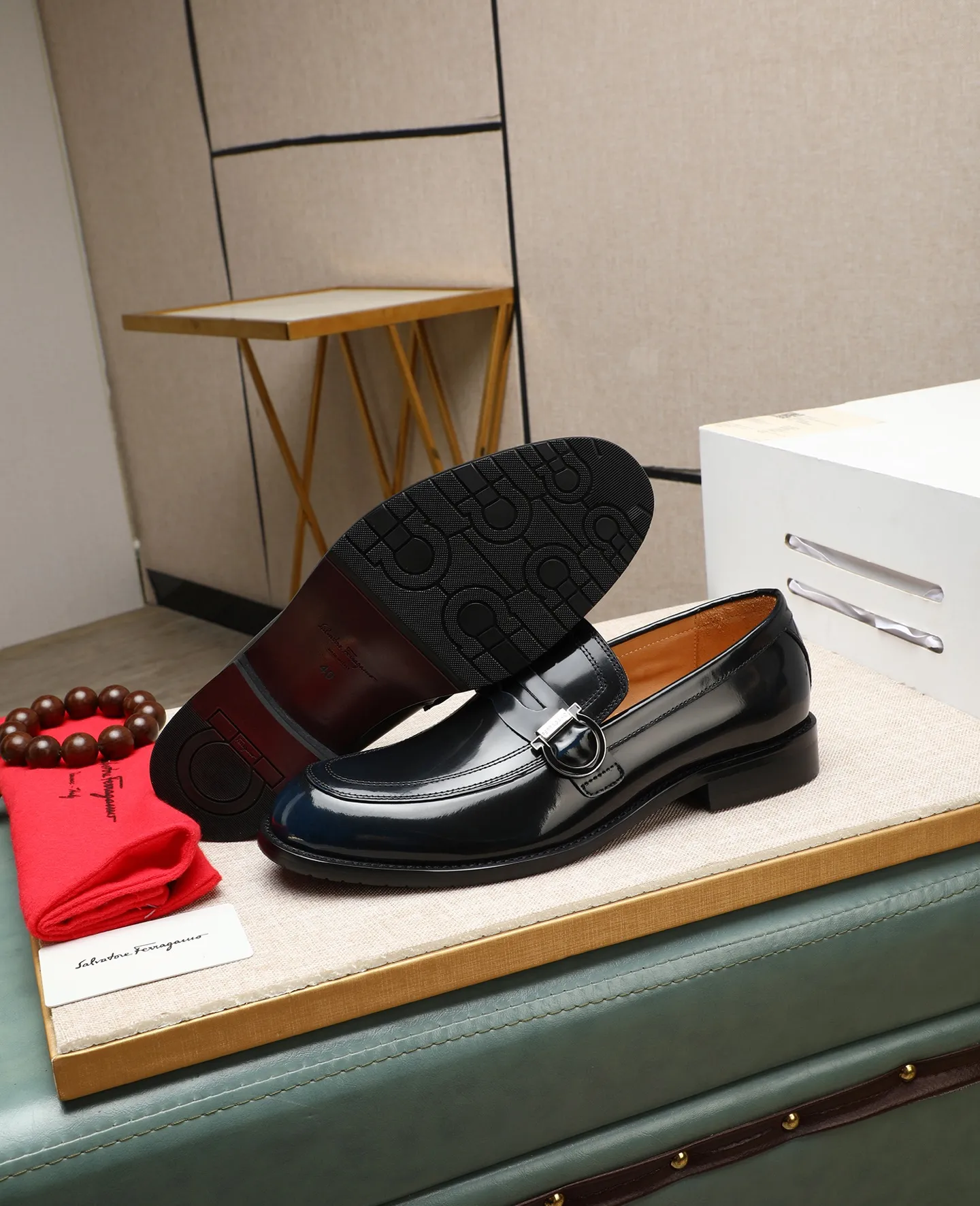 Men's shoes 💰560 📛📛(water-dyed cow lining) Salvatore Ferragamo high-end (Salvatore Ferragamo) is the world's top luxury footwear brand. It comes from the fashion kingdom of Italy. It is famous all over the world for its traditional handmade design and novel styles... 🚶🏻🚶🏻New suit shoes are available simultaneously at the counter. This model is made of pure handmade imported Italian calfskin fabric ➕soft water-dyed cowhide lining Original authentic outsole🌀🌀Size: 38➖44 (45 46 customized)